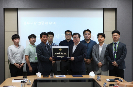 지난 3일 고용노동부 진주지청에서 개최된 '2020년 노사문화우수기업' 인증패 수여식에서 유석태(앞줄 왼쪽) LH 노사협력처장을 비롯한 LH 관계자들이 김두희(앞줄 오른쪽) 고용노동부 진주지청장으로부터 인증패를 받고 기념사진을 촬영하고 있다. <LH 제공>